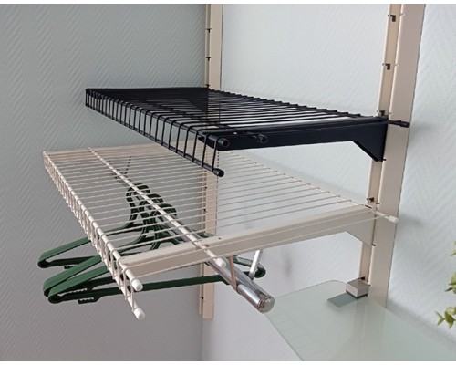 Гардеробная сетчатая со штангой для одежды в комнате